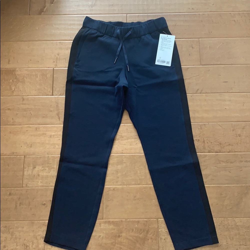 Lululemon On the Fly Woven Track Stripe pant. NWT